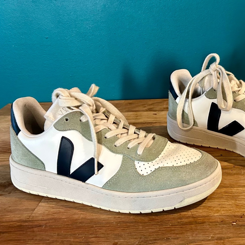 VEJA WOMENS V-10 Sneaker PURE/BLACK/CLAY Size 10-10.5 US & 41 EUR